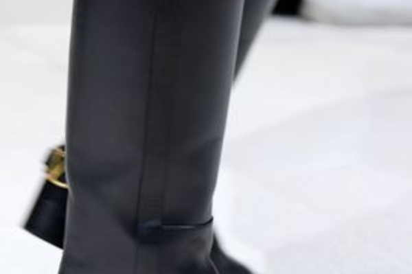 Модные базовые черные сапоги 2021 / Pinterest