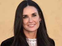 Скрывать нечего: Деми Мур в роскошном бархатном смокинге на голое тело