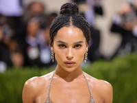 Как выглядит самый модный дождевик сезона: показывает Зои Кравиц