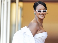 Как носить главный цвет будущего сезона уже сейчас: Рианна в лаймовом пальто с салатовыми перчатками