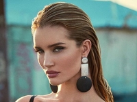 Свитер вместо шарфа: уютный тренд от Роузи Хантингтон-Уайтли