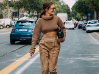 Подсмотрено у звезд стритстайла: с чем носить коричневые и бежевые свитеры