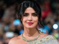 Не платье, а шедевр архитектуры: Приянка Чопра в сложном кимоно с капюшоном