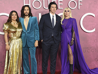 Леди Гага на огромных платформах, Сальма Хайек в золоте и Джаред Лето с клатчем в форме сердца на премьере фильма «Дом Gucci» в Лондоне