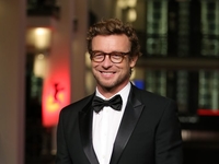 Саймон Бейкер бросил возлюбленную из-за ее участия в протестах антивакцинаторов