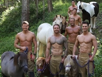 Австралийские спасатели выпустили новый пикантный календарь на 2022 год: фото