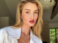 Роузи Хантингтон-Уайтли показывает, с чем сочетать трикотажное платье осенью