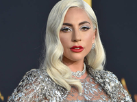 Чулки с «подвесками» и другие причуды нового выхода Леди Гаги