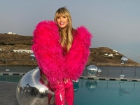 Хайди Клум засветила голую грудь: фото