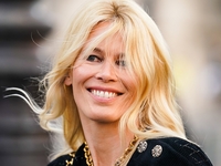 Навсегда 90-60-90: культовая супермодель Клаудиа Шиффер в платье с глубоким декольте собрала овации