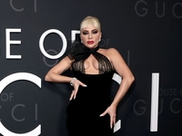 Леди Гага сверкнула экстремальным декольте: фото