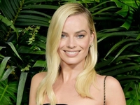 Марго Робби показала самую модную челку зимы 2022