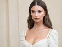 Ярко-розовый жакет, мини и черные колготки: Эмили Ратаковски показала лучшее сочетание осени