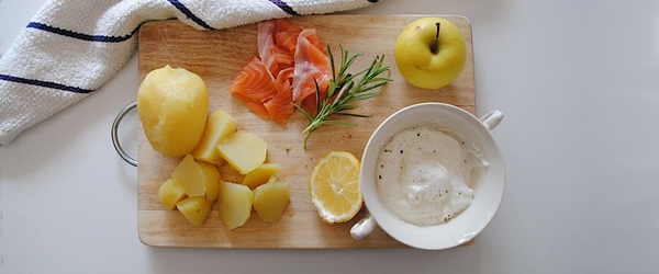 Салат с яблоком и копченым лососем