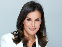 Королева Летиция показывает платье демократичной марки, которое невероятно стройнит