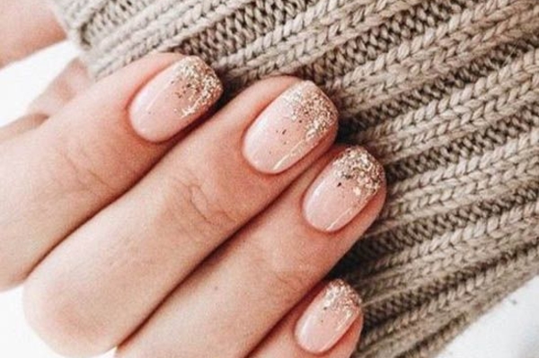 Модный маникюр с блестками на Новый год 2023 / freepik.com