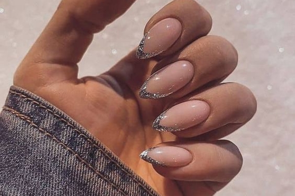 Модный маникюр с блестками на Новый год 2023 / freepik.com