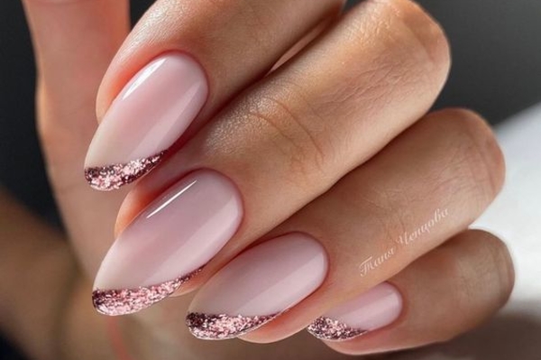 Модный маникюр с блестками на Новый год 2023 / freepik.com