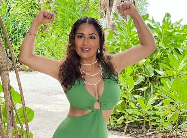 Сальма Хайек взбудоражила пышным бюстом: фото