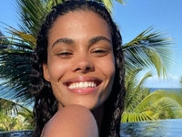 Джинсы, которые делают любую фигуру безупречной: показывает Тина Кунаки