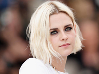 Как затмить всех: Кристен Стюарт в неоновом платье из бархата