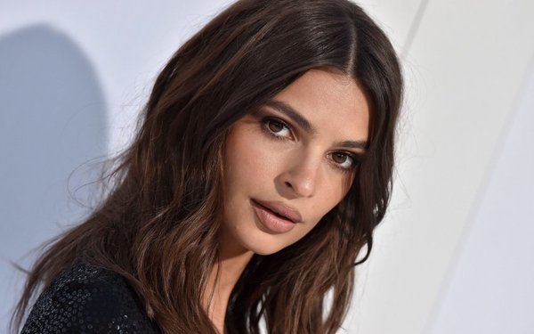 Самый модный длинный кардиган для уютной зимы: показывает Эмили Ратаковски