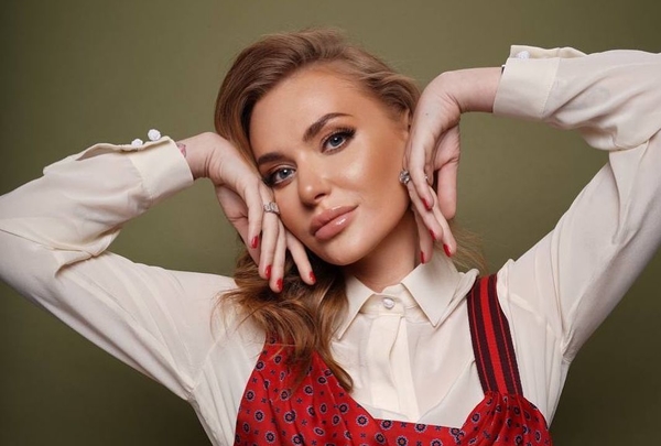 Слава Каминская похвасталась глубоким декольте фотофакт