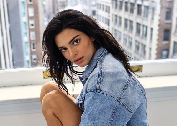 Какой макияж сделать на Новый год 2022: яркий пример от Кендалл Дженнер