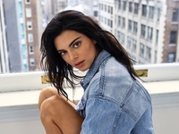 Какой макияж сделать на Новый год 2022: яркий пример от Кендалл Дженнер