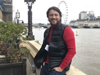 Звездный папа Сергей Притула показал, как трое детей встречают его с работы