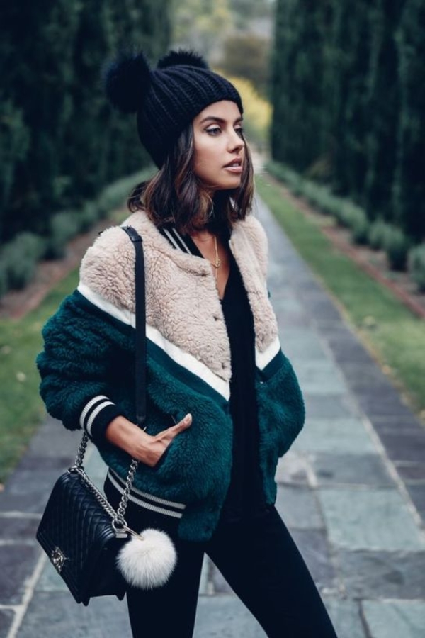 Шапка с помпонами