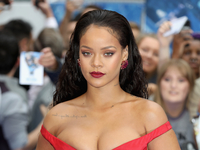 Пуховик-трансформер, который всем нам нужен этой зимой: показывает Рианна