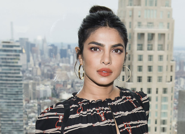 Приянка Чопра показала стильную укладку, которая подойдет для любого случая