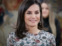 Идеальный костюм, который сделает вас стройнее: показывает королева Летиция