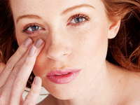 Как быстро убрать отеки под глазами: ТОП-3 лайфхака