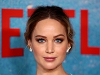 Беременная Дженнифер Лоуренс показала округлившейся живот: фото