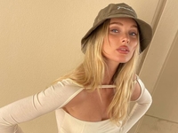 Как выглядит пуховик, в котором вы точно не останетесь без внимания: показывает Эльза Хоск