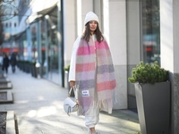 Как стильно носить шарф зимой