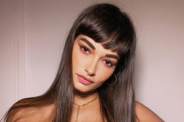 С чем носить самый модный головной убор зимы 2022: пример Жизель Оливейры