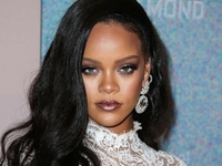 Абсолютно голая Рианна показывает, как носить футболку с ее изображением