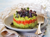 Салат с авокадо, красной рыбой и огурцом за 15 минут