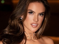 Самое соблазнительное платье для новогодней ночи от украинского бренда: показывает Алессандра Амбросио