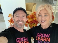 Хью Джекман умилил танцем с женой: видео